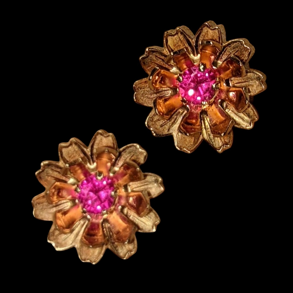 Amazing 10K Gold Flawer Earrings with Pink RUBY CENTER Stone 3.3mm Wide 2.2 gm